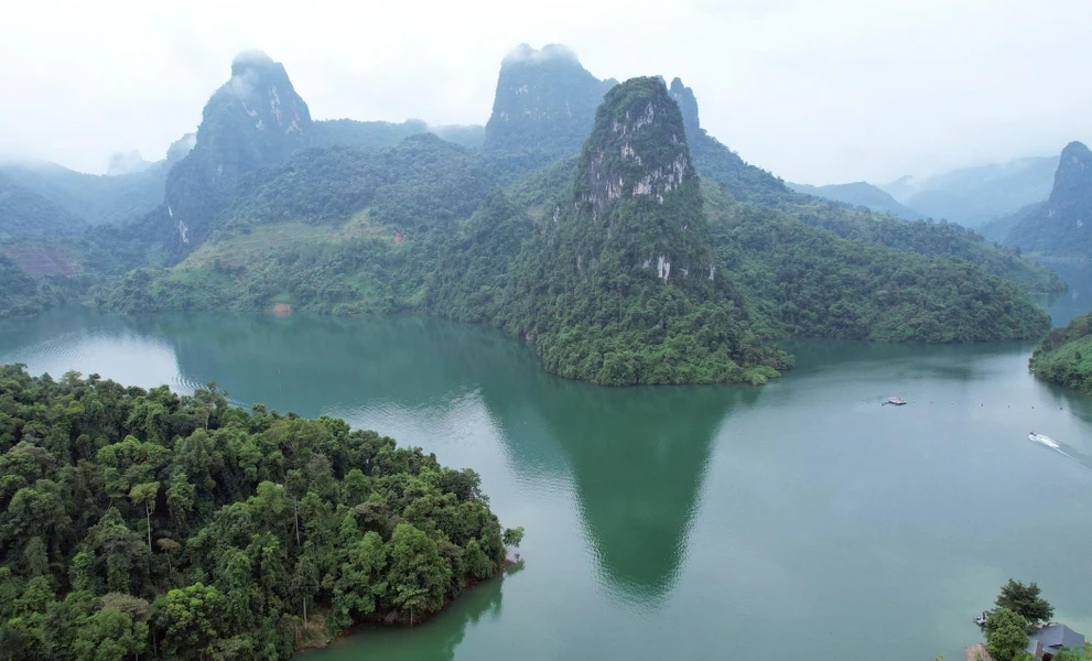 A baía de Pa Khom, vista de cima, parece uma encantadora paisagem pintada com montanhas de calcário recortadas sob a água azul. (Foto: VNA)