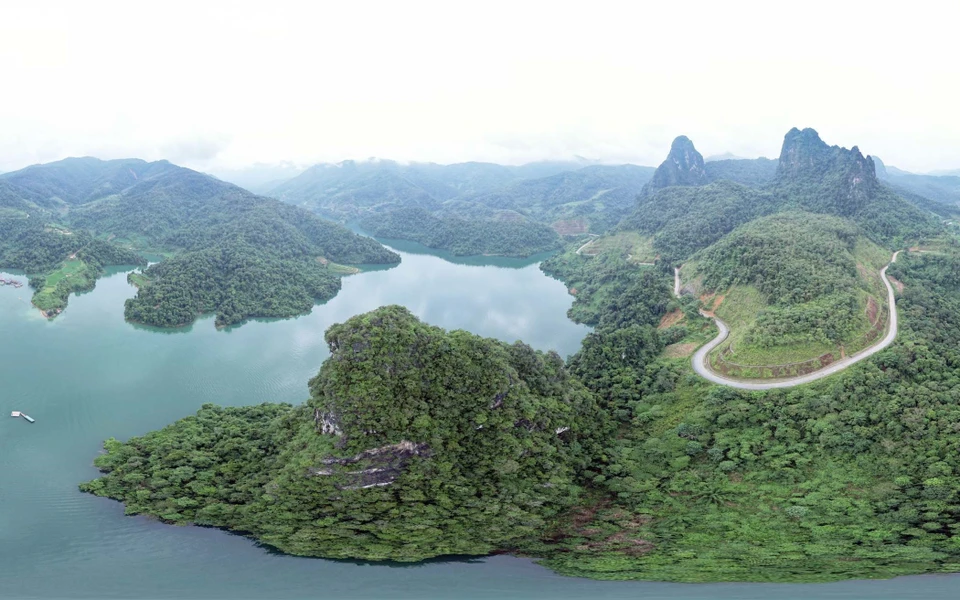 A Baía de Pa Khom é composta por muitas ilhas grandes e pequenas, uma combinação harmoniosa de rios e montanhas, criando uma paisagem encantadora. (Foto: VNA)