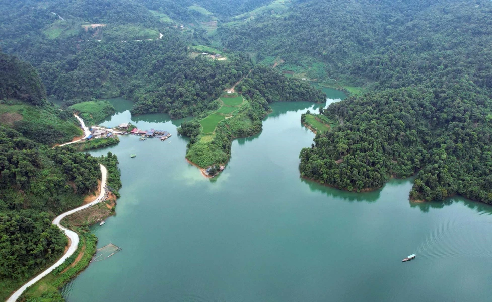 Os turistas podem pegar um barco para visitar e apreciar a beleza selvagem do Lago Hidrelétrico Ban Chat. (Foto: VNA)