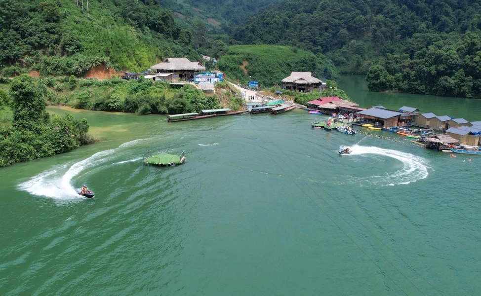 A Baía de Pa Khom tem muito potencial para desenvolver o turismo, criar meios de subsistência e contribuir para aumentar a renda da população de Than Uyen e Lai Chau. (Foto: VNA)