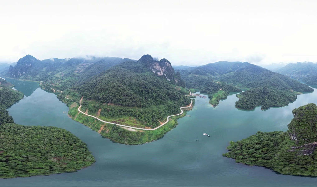 A Baía de Pa Khom promete potencial para o desenvolvimento do turismo na província de Lai Chau. (Foto: VNA)